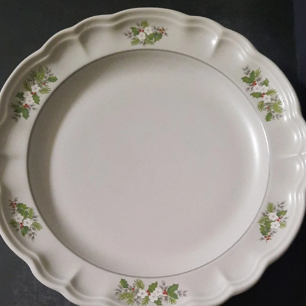 Set of 2 Pfaltzgraff White Dinner Plate with Holly and Red Berry Accents - Picture 6 of 13